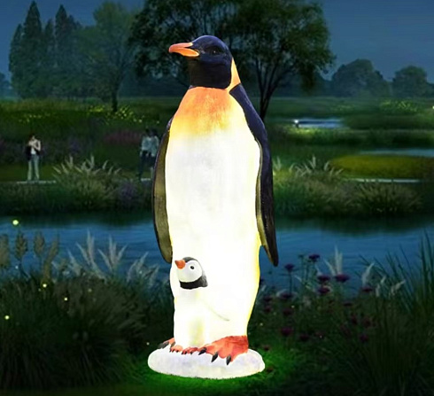 Скульптурная композиция из стеклопластика  СЕМЕЙКА КОРОЛЕВСКИХ ПИНГВИНОВ для использования на открытом воздухе