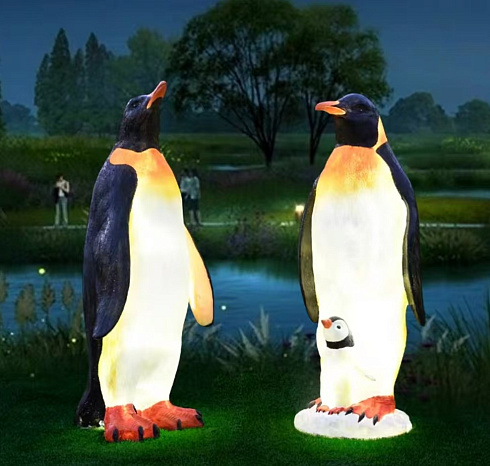Скульптурная композиция из стеклопластика  СЕМЕЙКА КОРОЛЕВСКИХ ПИНГВИНОВ для использования на открытом воздухе