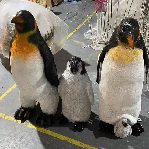 Скульптурная композиция из стеклопластика  СЕМЕЙКА КОРОЛЕВСКИХ ПИНГВИНОВ 3 ШТ. для использования на открытом воздухе