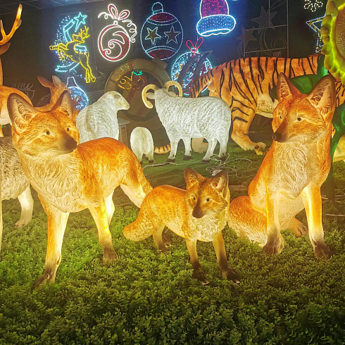 Скульптурная композиция из стеклопластика  СЕМЕЙКА ЛИСИЦ для использования на открытом воздухе