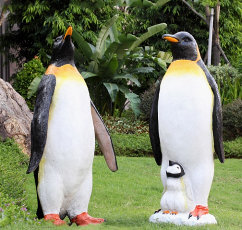 Скульптурная композиция из стеклопластика  СЕМЕЙКА КОРОЛЕВСКИХ ПИНГВИНОВ для использования на открытом воздухе