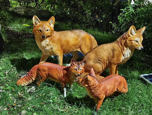 Скульптурная композиция из стеклопластика  СЕМЕЙКА ЛИСИЦ для использования на открытом воздухе