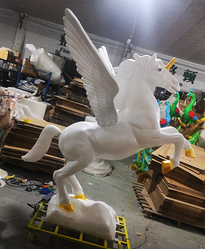 Скульптура из стеклопластика с подсветкой СКАЗОЧНЫЙ АЛИКОРН для использования на открытом воздухе