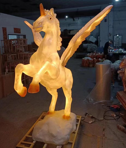 Скульптура из стеклопластика с подсветкой СКАЗОЧНЫЙ АЛИКОРН для использования на открытом воздухе