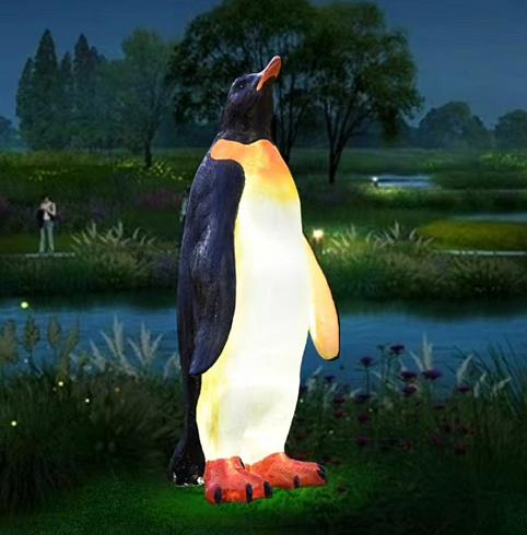 Скульптурная композиция из стеклопластика  СЕМЕЙКА КОРОЛЕВСКИХ ПИНГВИНОВ для использования на открытом воздухе